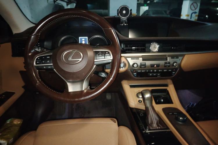 Used Lexus ES 2015 200 Elite Edition Center Console