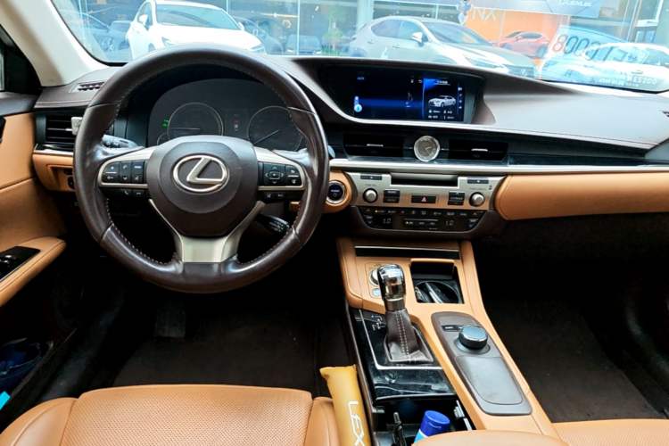 Used Lexus ES 2015 300h Comfort Edition Center Console