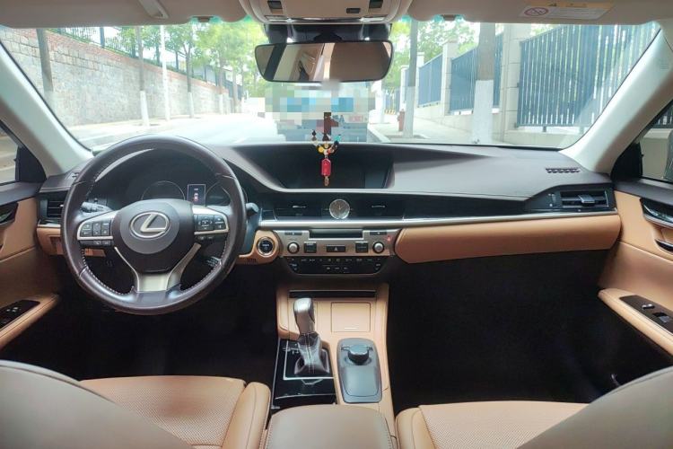 Used Lexus ES 2015 300h Comfort Edition Center Console