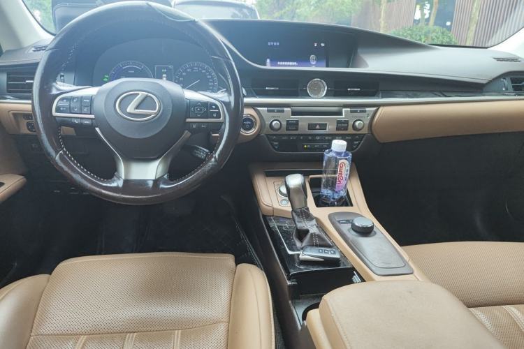 Used Lexus ES 2015 300h Comfort Edition Center Console