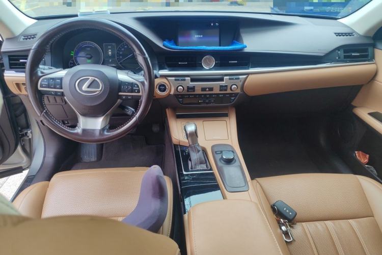 Used Lexus ES 2015 300h Comfort Edition Center Console