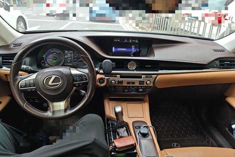 Used Lexus ES 2015 300h Comfort Edition Center Console