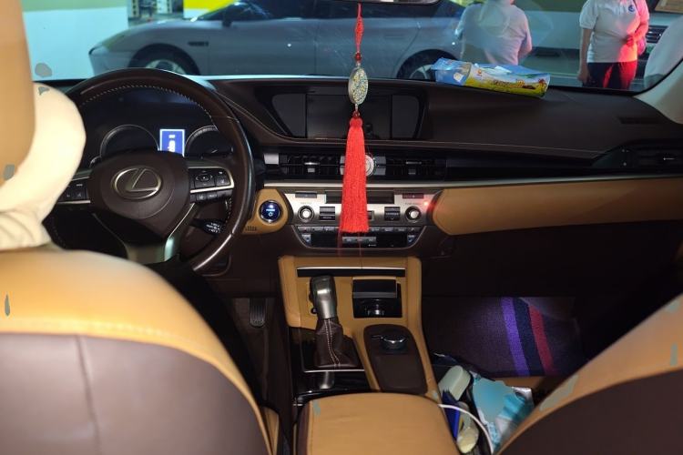 Used Lexus ES 2015 300h Comfort Edition Center Console