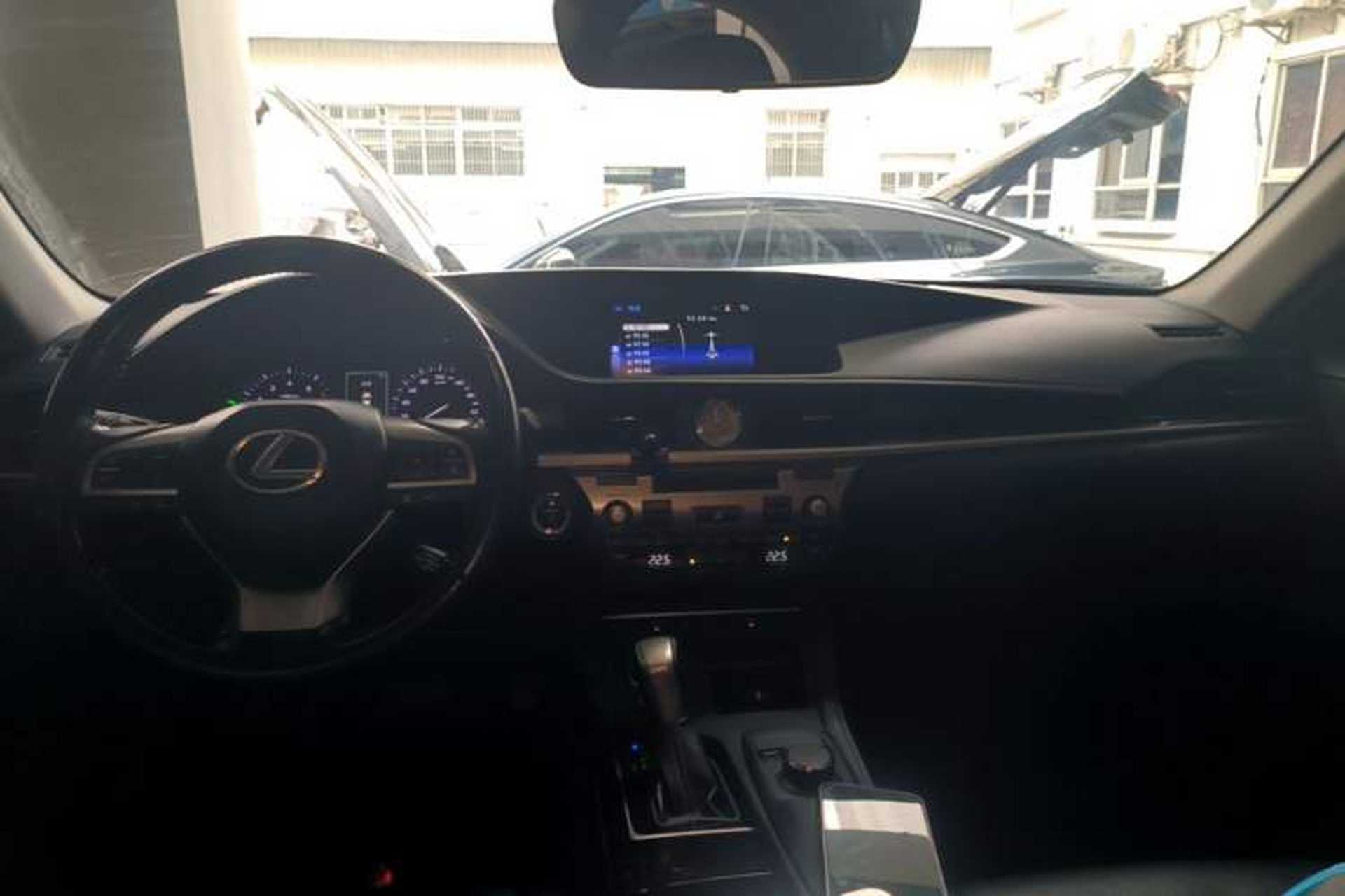 Used Lexus ES 2015 300h Luxury Edition Center Console