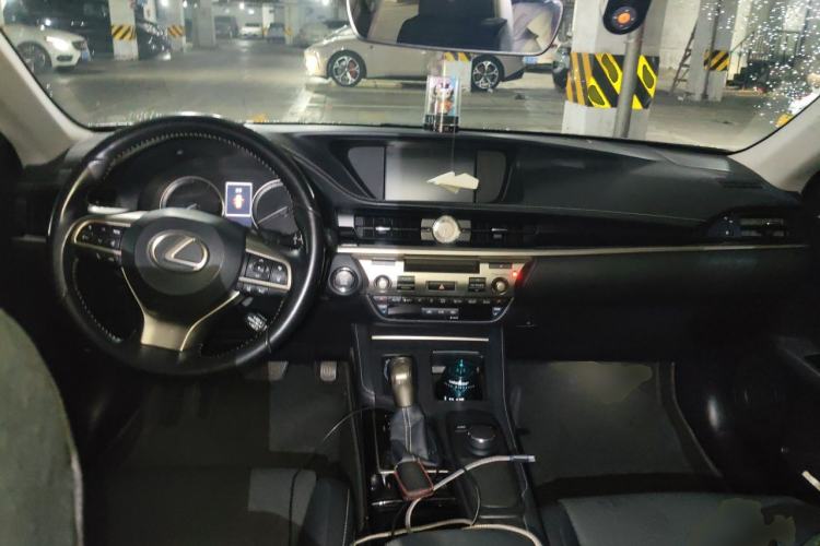 Used Lexus ES 2015 200 Comfort Edition Center Console