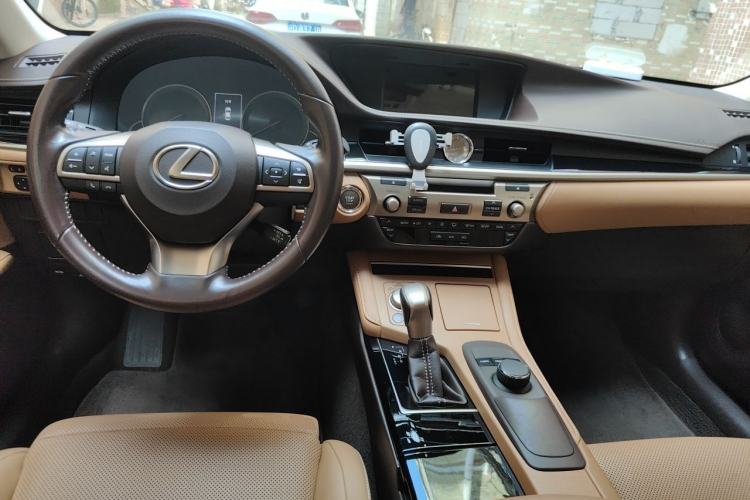 Used Lexus ES 2015 200 Elite Edition Center Console