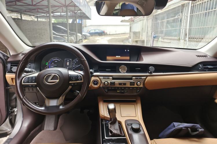 Used Lexus ES 2015 300h Comfort Edition Center Console