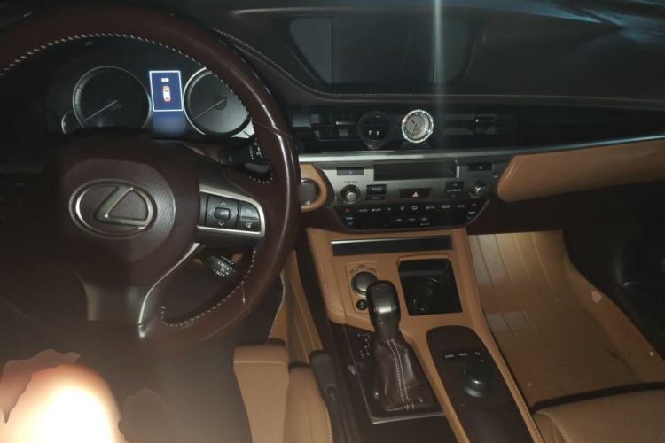 Used Lexus ES 2015 200 Elite Edition Center Console