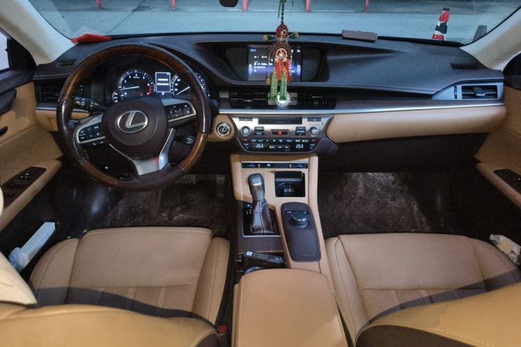 Used Lexus ES 2015 250 Elegant Edition Center Console