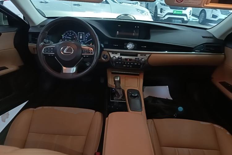 Used Lexus ES 2015 300h Comfort Edition Center Console