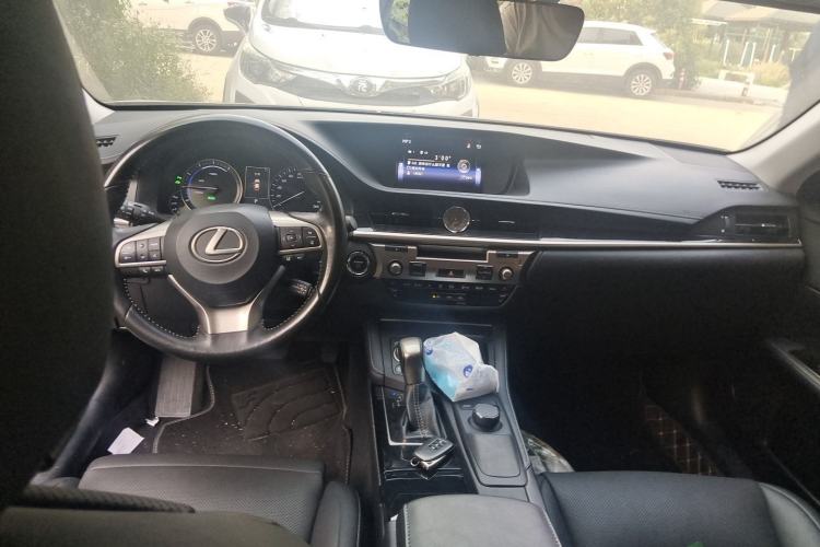 Used Lexus ES 2015 300h Comfort Edition Center Console