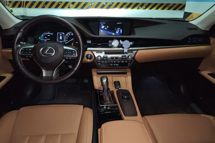 Used Lexus ES 2015 300h Comfort Edition Center Console