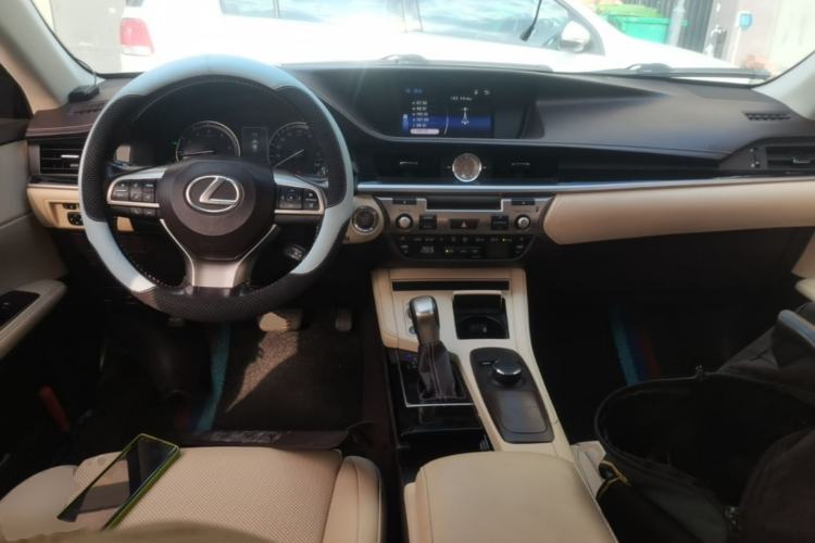 Used Lexus ES 2015 200 Elite Edition Center Console