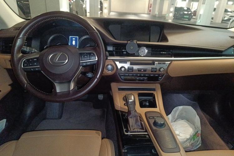 Used Lexus ES 2015 200 Comfort Edition Center Console