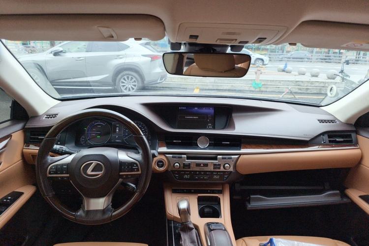 Used Lexus ES 2015 300h Premium Edition Center Console