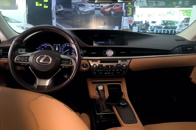 Used Lexus ES 2015 300h Comfort Edition Center Console