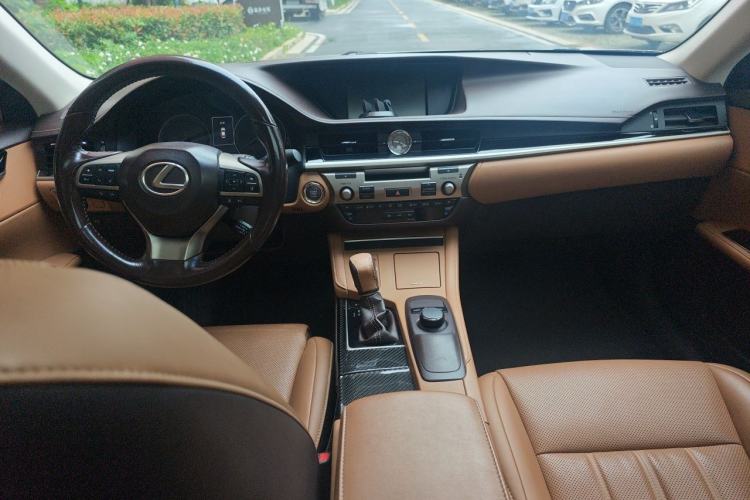 Used Lexus ES 2015 200 Comfort Edition Center Console