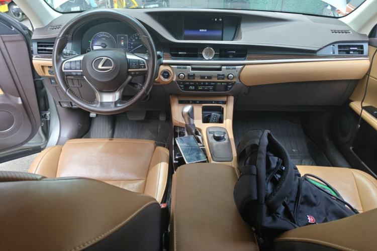 Used Lexus ES 2015 300h Luxury Edition Center Console