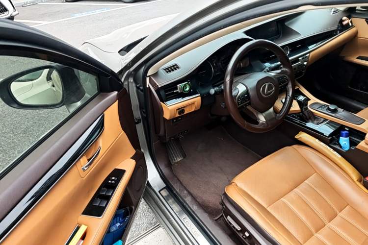 Used Lexus ES 2015 300h Comfort Edition Driver Seat