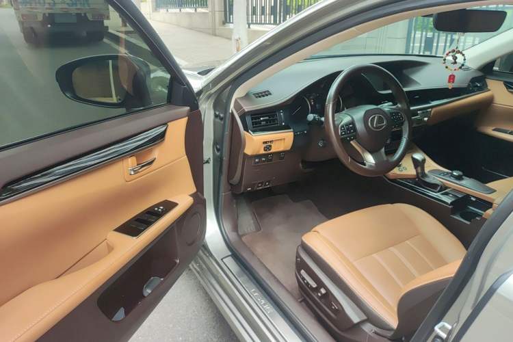 Used Lexus ES 2015 300h Comfort Edition Driver Seat