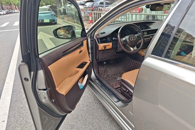 Used Lexus ES 2015 300h Comfort Edition Driver Seat