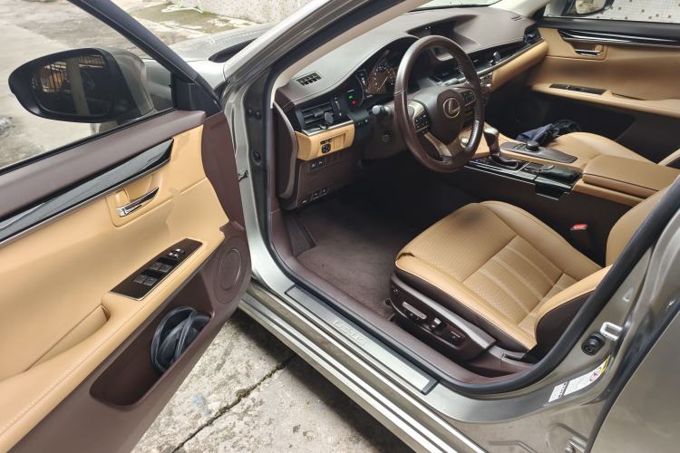 Used Lexus ES 2015 300h Comfort Edition Driver Seat