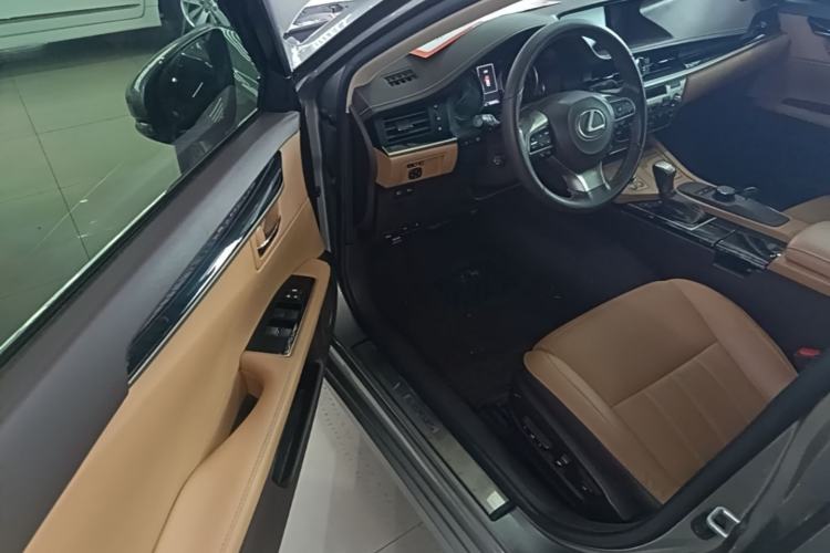 Used Lexus ES 2015 300h Comfort Edition Driver Seat