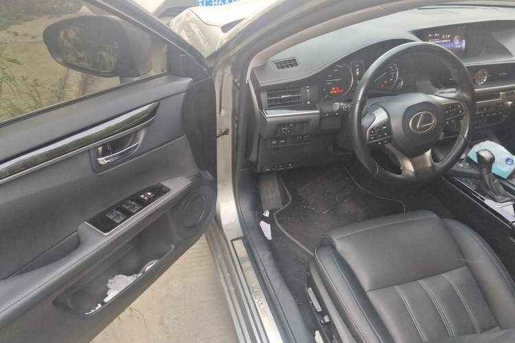 Used Lexus ES 2015 300h Comfort Edition Driver Seat