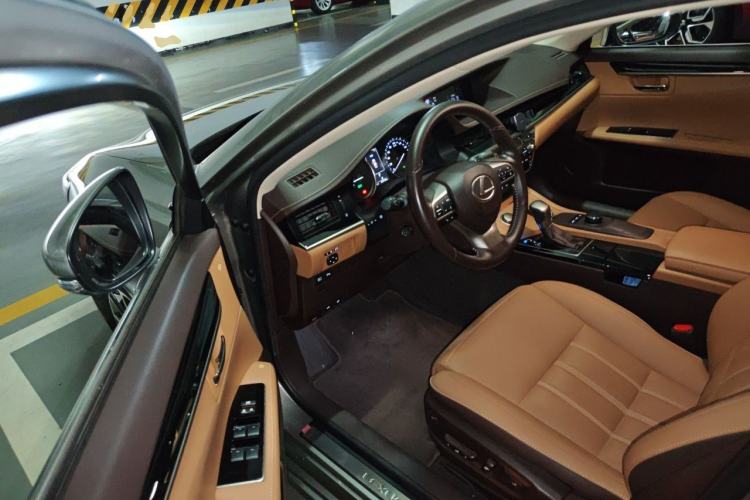 Used Lexus ES 2015 300h Comfort Edition Driver Seat