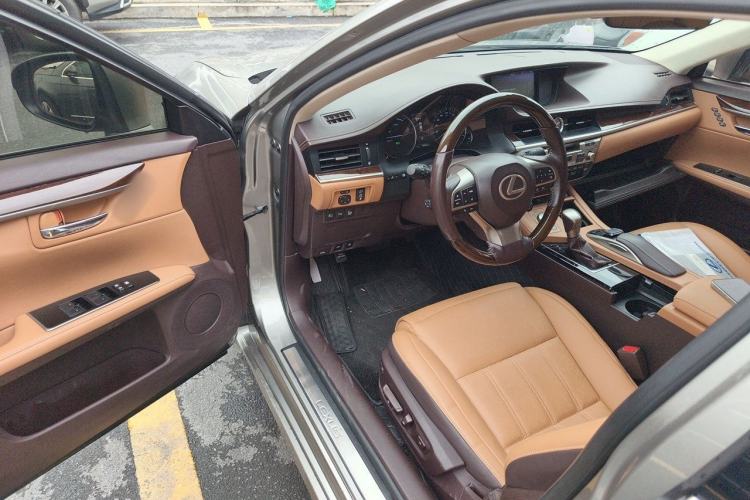 Used Lexus ES 2015 300h Premium Edition Driver Seat