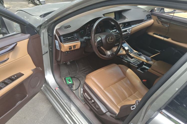 Used Lexus ES 2015 300h Luxury Edition Driver Seat