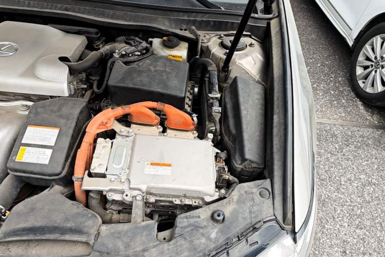 Used Lexus ES 2015 300h Comfort Edition Engine Bay Left