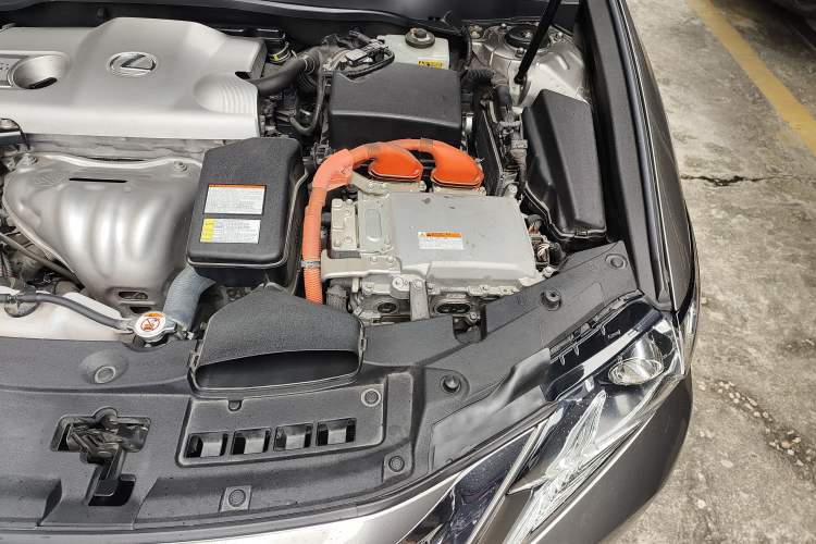 Used Lexus ES 2015 300h Comfort Edition Engine Bay Left