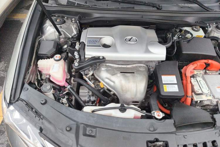 Used Lexus ES 2015 300h Premium Edition Engine Bay Right