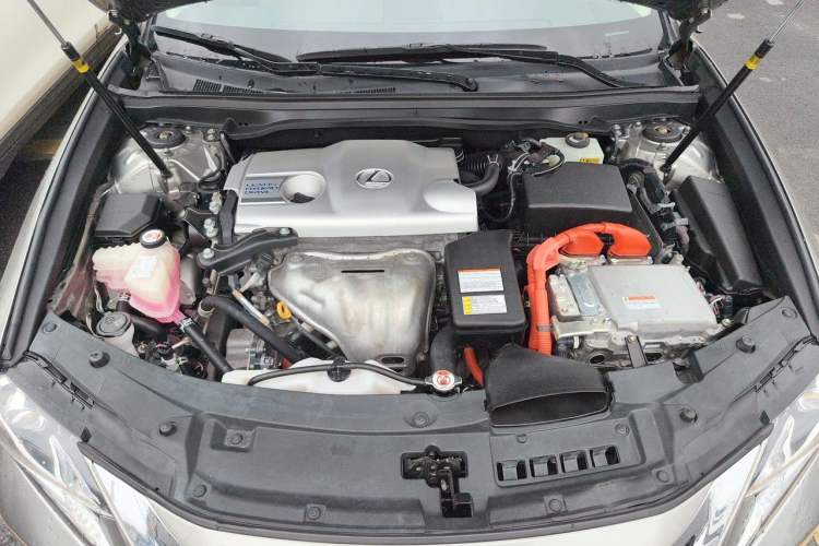 Used Lexus ES 2015 300h Premium Edition Engine Bay