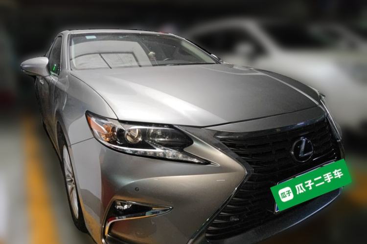 Used Lexus ES 2015 250 Elegant Edition Front Right 45 Deg