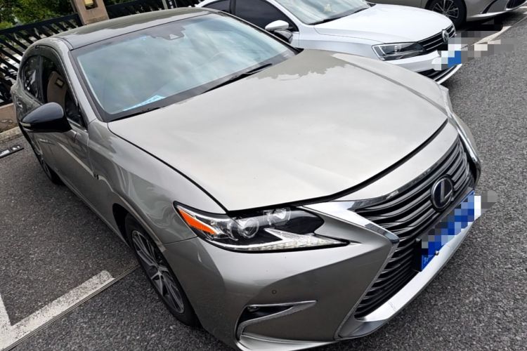 Used Lexus ES 2015 300h Comfort Edition Front Right 45 Deg