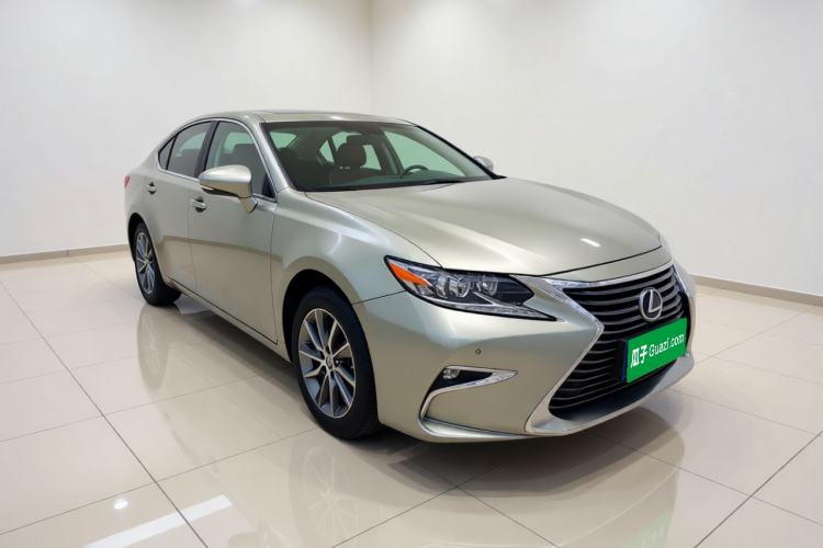 Used Lexus ES 2015 300h Comfort Edition Front Right 45 Deg