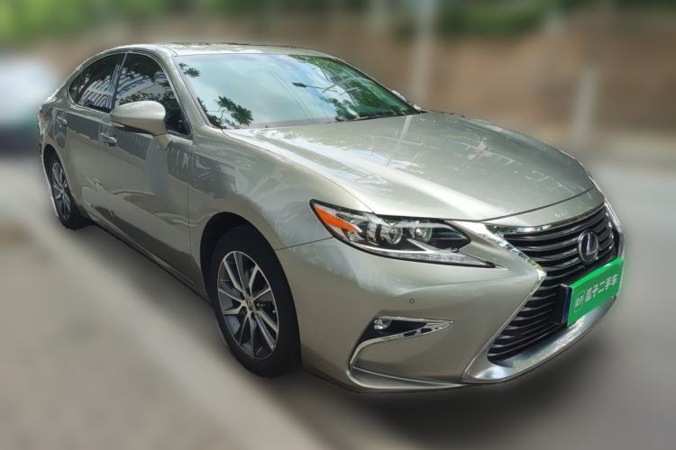 Used Lexus ES 2015 300h Comfort Edition Front Right 45 Deg
