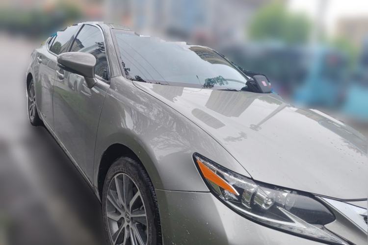 Used Lexus ES 2015 300h Comfort Edition Front Right 45 Deg