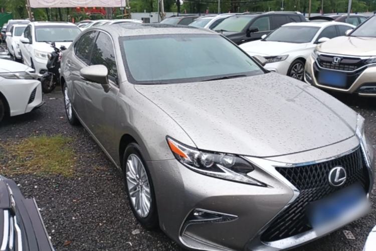 Used Lexus ES 2015 200 Elite Edition Front Right 45 Deg