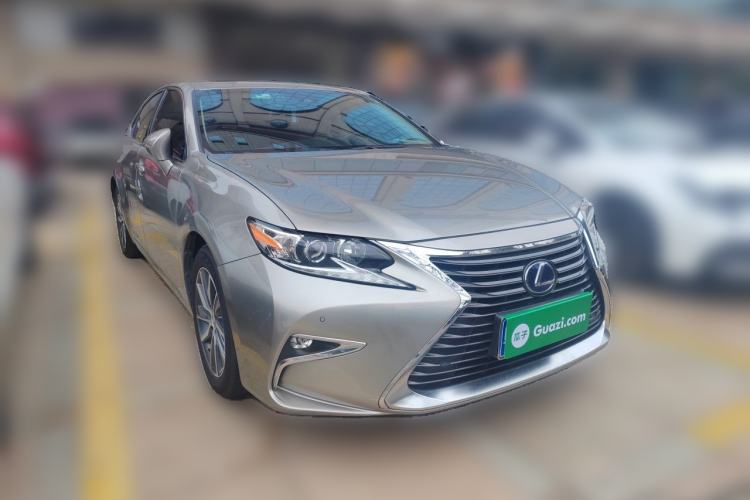 Used Lexus ES 2015 300h Comfort Edition Front Right 45 Deg