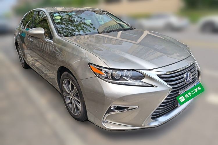 Used Lexus ES 2015 300h Comfort Edition Front Right 45 Deg
