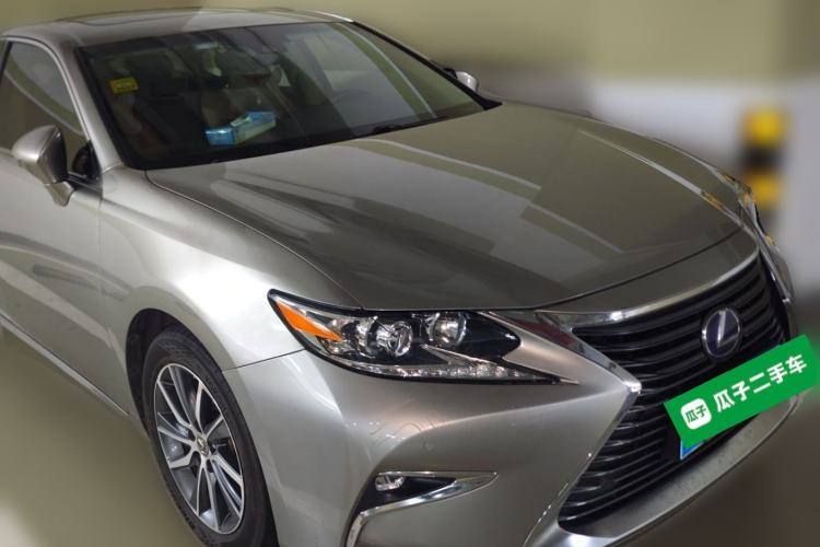Used Lexus ES 2015 300h Comfort Edition Front Right 45 Deg