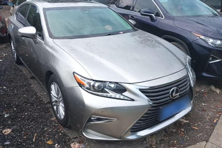 Used Lexus ES 2015 200 Elite Edition Front Right 45 Deg
