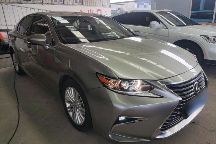 Used Lexus ES 2015 200 Elite Edition Front Right 45 Deg