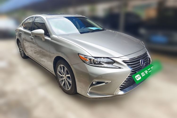 Used Lexus ES 2015 300h Comfort Edition Front Right 45 Deg