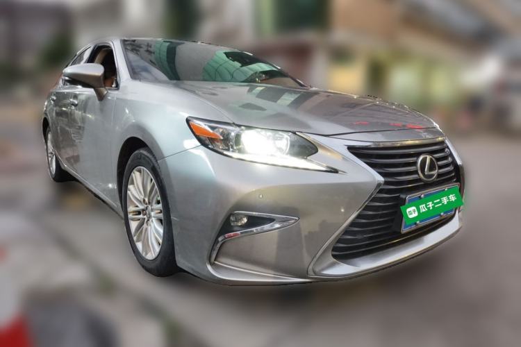 Used Lexus ES 2015 250 Elegant Edition Front Right 45 Deg