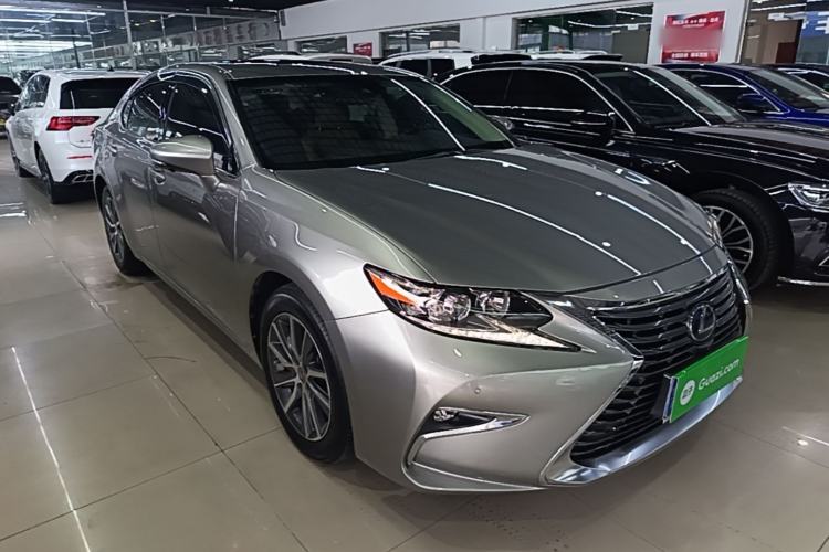 Used Lexus ES 2015 300h Comfort Edition Front Right 45 Deg