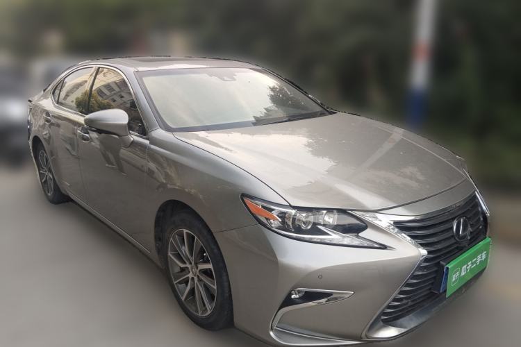 Used Lexus ES 2015 300h Comfort Edition Front Right 45 Deg